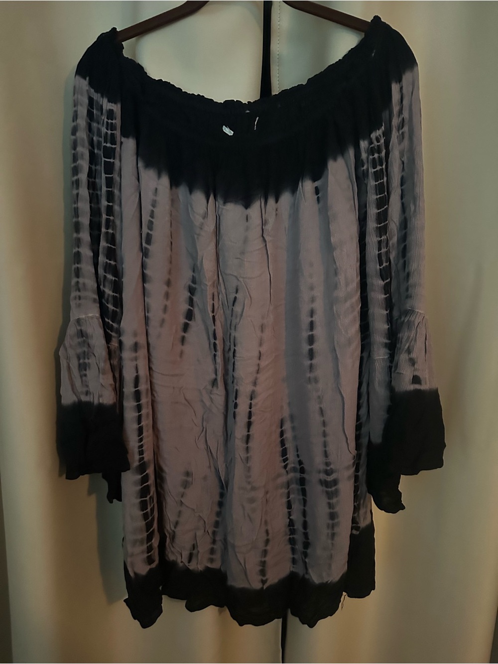Off-Shoulder Tie-Dye Blouse in Black and Gray